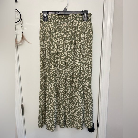 Green and cream high waisted midi skirt. - Picture 1 of 5